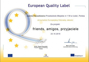 Zdjęcie przedstawia Europejską Odznakę Jakości uzyskaną za projekt " Frends, amigos,przyjaciele"